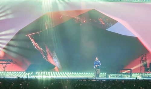 Delaossa continúa su show tras una impactante caída