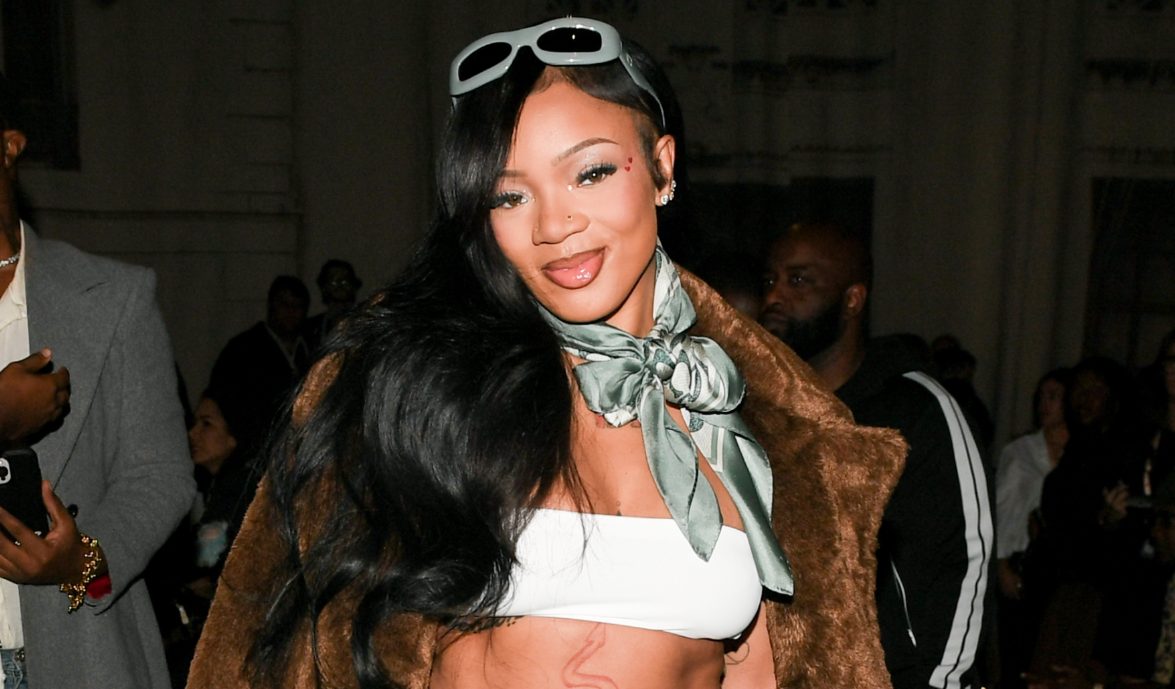 La hermana de GloRilla la acusa de abandonar a su familia