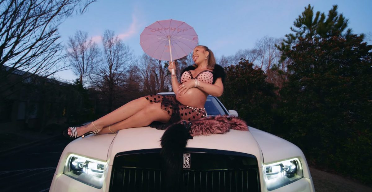 Latto anuncia su embarazo de 21 Savage en su nuevo videoclip