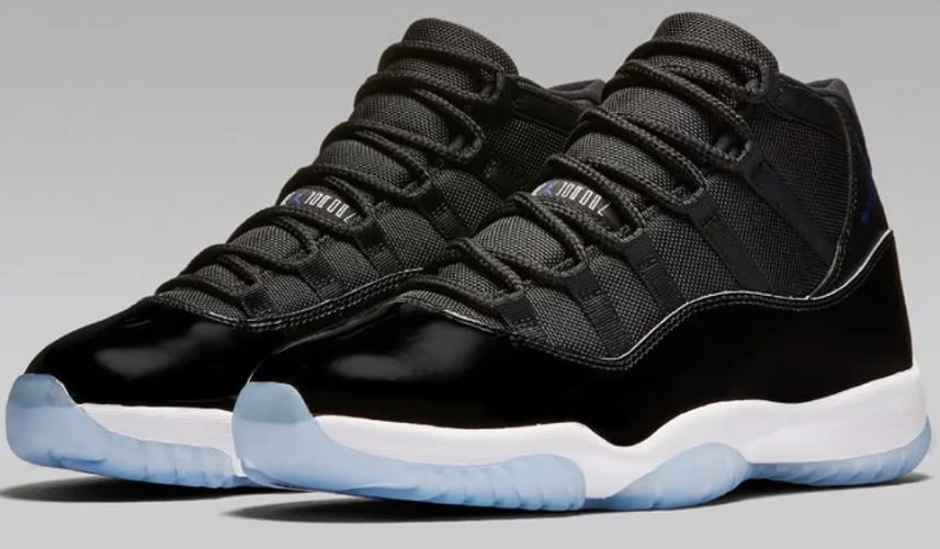 Air Jordan 11 Space Jam negro charol negro concord suela translucida lateral angulo 3/4
