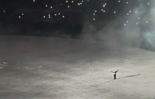 Customizan un estadio entero para Ye en Albania