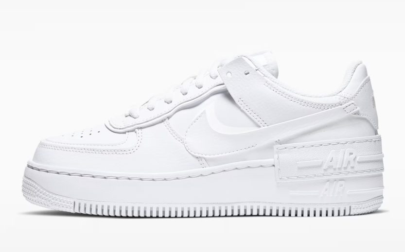 Nike Air Force 1 blancas universo Nike streetwear modelo iconico lateral angulo