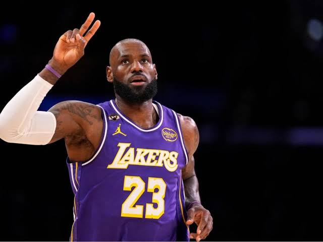LeBron James rompe su silencio tras dejar los Lakers