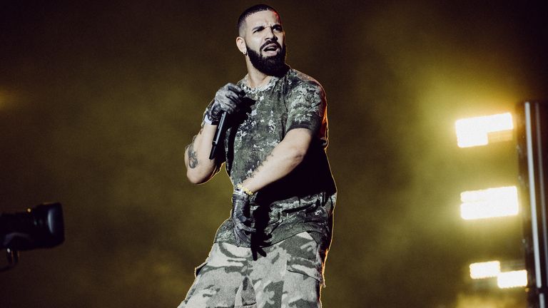 Drake regala a Yeat un colgante con piedras preciosas