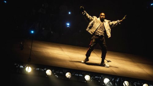 Ye sorprende a todos en un concierto de Usher y Chris Brown