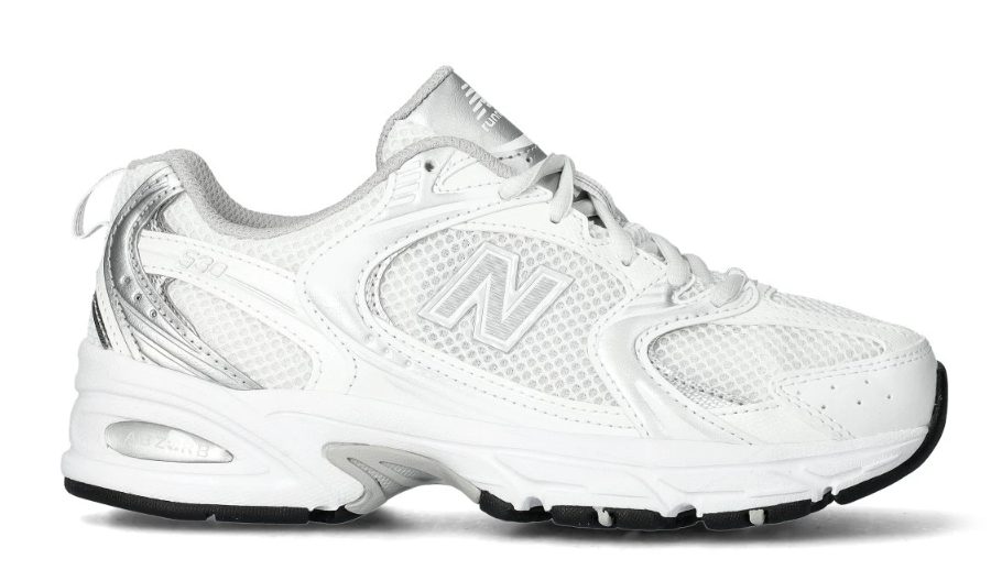detalle de la New Balance 530 en el colorway blanco y plata
