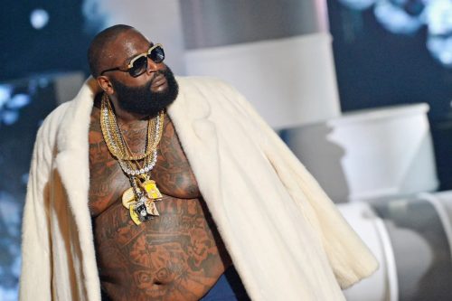 Detienen a un tipo por apuntar con un arma al hijo de Rick Ross