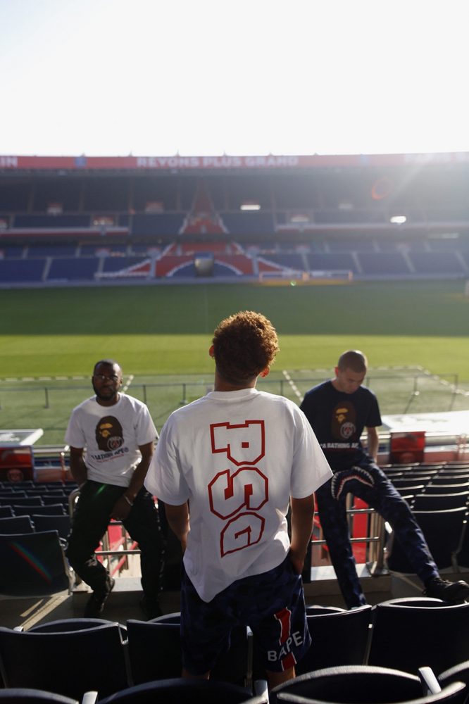 BAPE celebra el aniversario de su tienda en París colaborando con el PSG https 2F2Fhypebeast.com2Fimage2F20182F112Fbape psg collab lookbook 9 666x1000 - BAPE celebra el aniversario de su tienda en París colaborando con el PSG