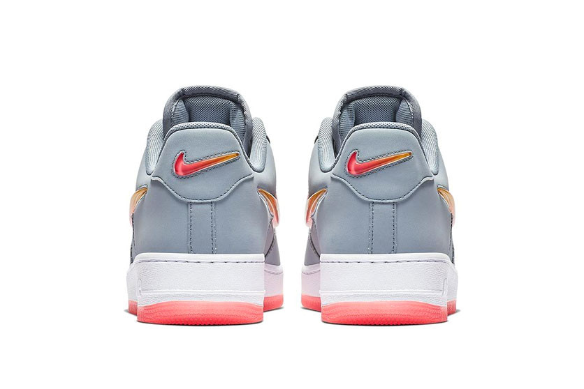 Nike le aumenta el tamaño al Swoosh en las AF1 'Obsidian Mist' https 2F2Fhypebeast.com2Fimage2F20182F112Fnike gives the air force 1 obsidian mist an oversized jewel swoosh 03 - Nike le aumenta el tamaño al Swoosh en las AF1 'Obsidian Mist'